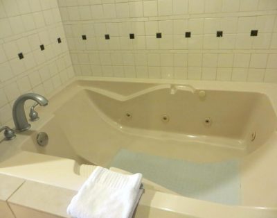 HUGE 2BD PENTHOUSE VILLA/WIFI/JACUZZI ON BALCONY