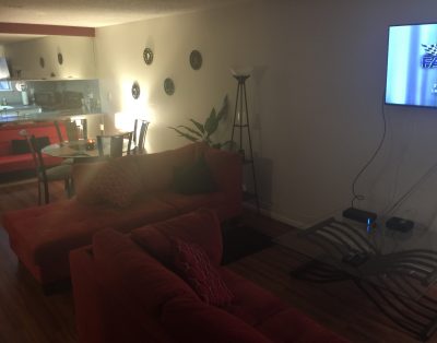 Large Open living 2BD Close 2 Strip