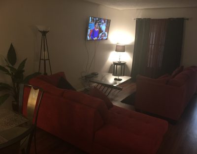 Large Open living 2BD Close 2 Strip