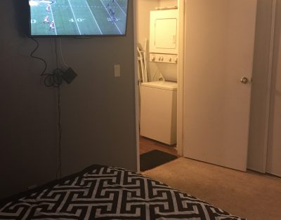 Large Open living 2BD Close 2 Strip