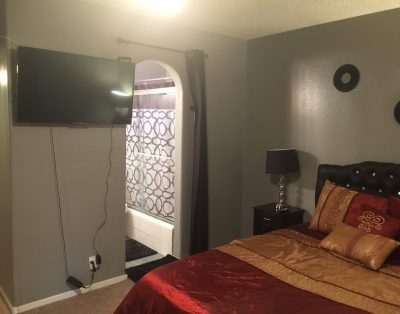 Large Open living 2BD Close 2 Strip