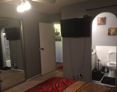 Large Open living 2BD Close 2 Strip