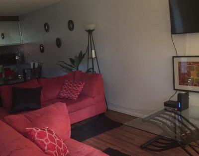 Large Open living 2BD Close 2 Strip