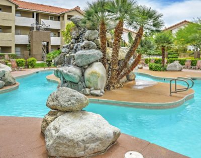 Top Floor 3BD Condo wifi/cable/ 24 hour Pool & Jacuzzi