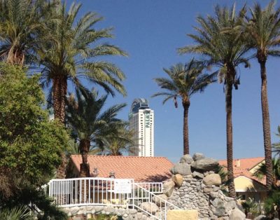 Top Floor 3BD Condo wifi/cable/ 24 hour Pool & Jacuzzi