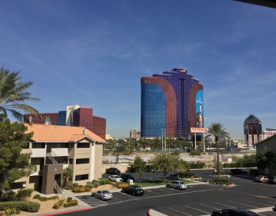 Top Floor 3BD Condo wifi/cable/ 24 hour Pool & Jacuzzi