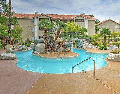 Top Floor 3BD Condo wifi/cable/ 24 hour Pool & Jacuzzi