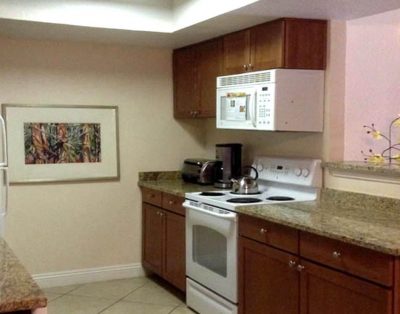 Top Floor 3BD Condo wifi/cable/ 24 hour Pool & Jacuzzi